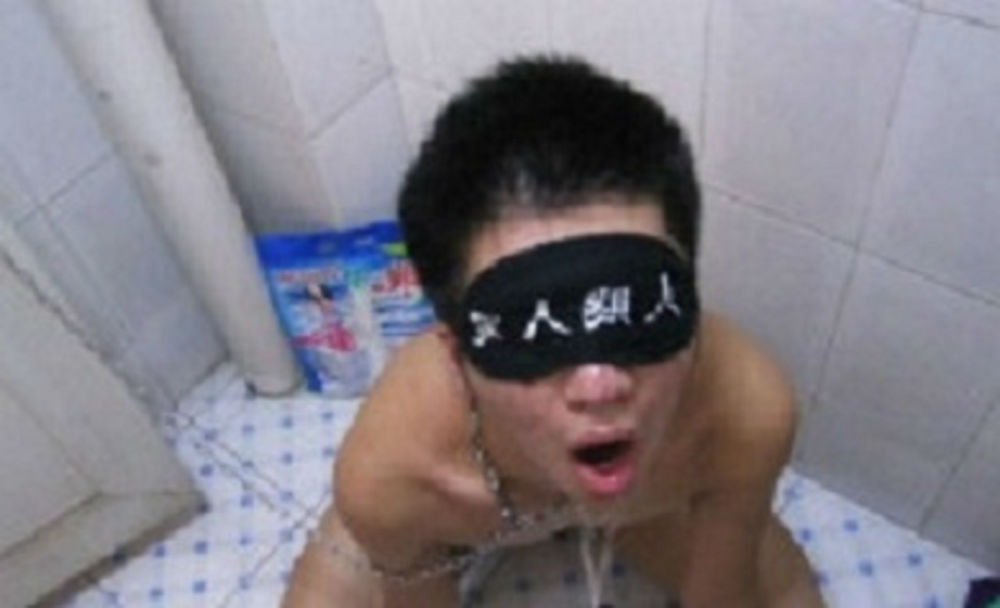 Aziatische Toiletboy Zoek Lieve Man Dame Die Me Kan Opleiden Tot Extreemslaaf Kinky, Extreme & Bizarre Sm
