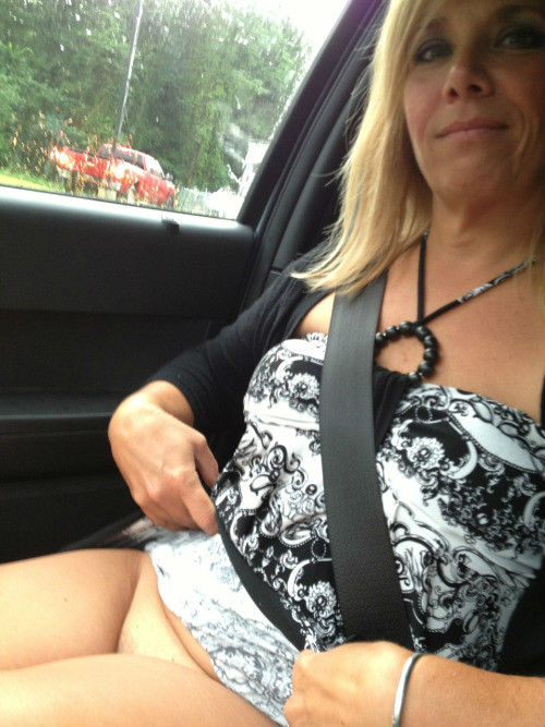 Dame Zoekt Iemand Die Haar Wil Leren Inparkeren Buitensex
