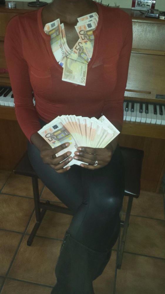 Queen Dionne - ''Geld Gebruik Ik Als Wc Papier'' DE BAAS Geldslaven
